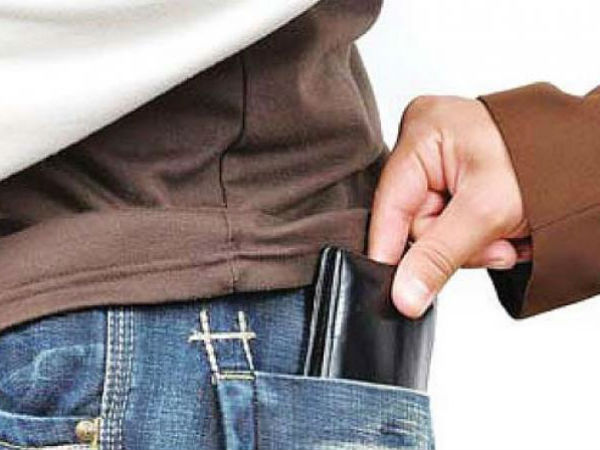నగదు, ఫోన్లు మాయం.. నగదు, ఫోన్లు మాయం..