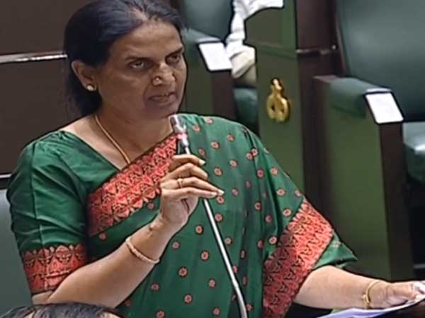 సబితమ్మ టార్గెట్ గా కేసీఆర్ నిర్ణయం .. సబితా టీఆర్ఎస్ లో చేరేందుకు ఆసక్తి సబితమ్మ టార్గెట్ గా కేసీఆర్ నిర్ణయం .. సబితా టీఆర్ఎస్ లో చేరేందుకు ఆసక్తి