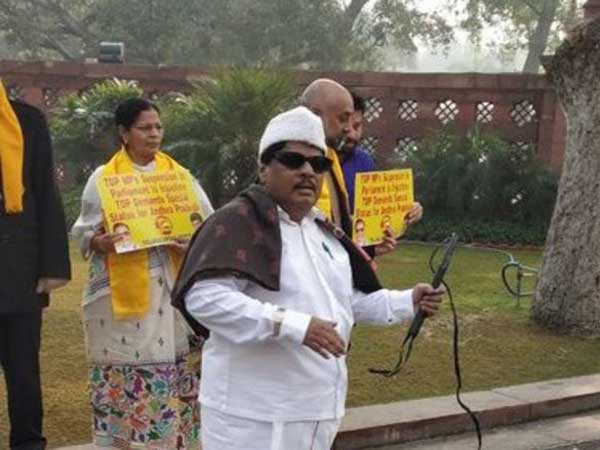  ప్రత్యేక హోదా కోరుతూ విచిత్ర వేషధారణలో శివప్రసాద్