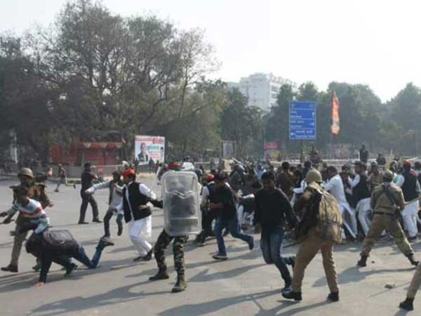 భగ్గుమన్న కార్యకర్తలు.. లాఠీలు ఝలిపించిన పోలీసులు