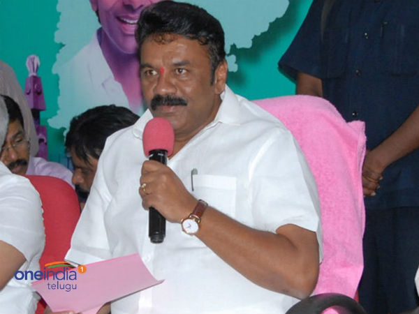  కేసీఆర్ పుట్టిన రోజున హ‌డావిడి వ‌ద్ద‌న్న కేటీఆర్..! న‌గ‌రాన్ని ఫ్లెక్సీల‌తో నింపిన‌ త‌ల‌సాని..!!