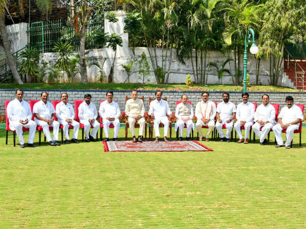  గులాబీ జెండా నీడన..!