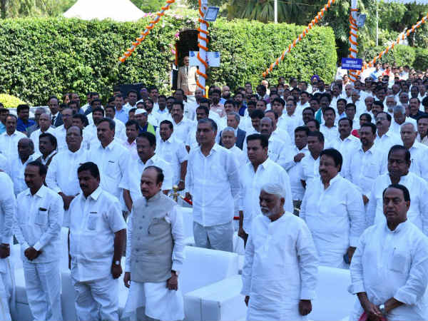 ఆ మహిళా ఎమ్మెల్యే కన్నీళ్లు.... టీఆర్ఎస్ నేతలకు ఆనందభాష్పాలట