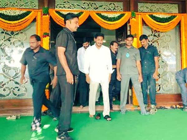 Jagan new house in another Palace : Chandra babu on Jagan new residence