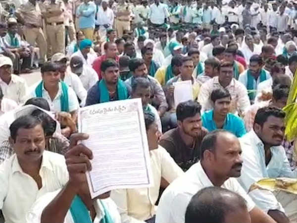 రైతులతో క్రిక్కిరిసిన కలెక్టర్ కార్యాలయ ప్రాంగణం .. నిన్నటి వరకు రైతుల నామినేషన్లు 56