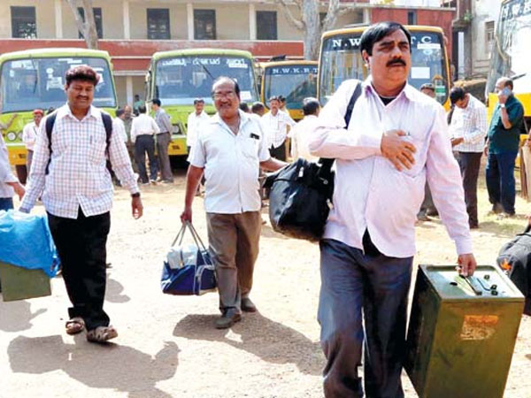 టీచర్లకే పరీక్ష.. ఉరుకులు పరుగులు