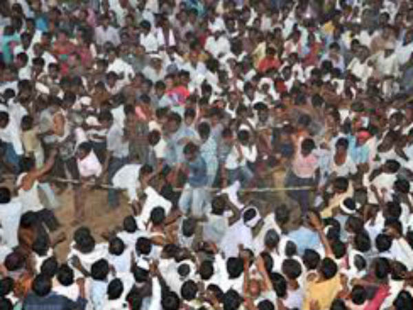  అక్కడ హోలీ అంటే పిడిగుద్దులాటే 