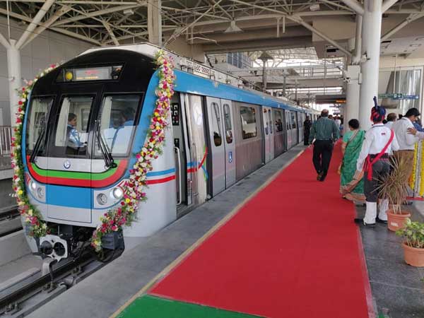 మెట్రో లో ప్ర‌యాణించేందుకు ఆస‌క్తి చూపుతున్న యువ‌త‌..!!