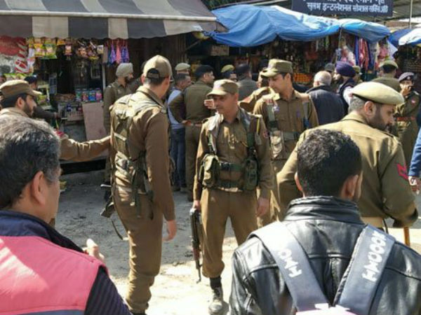 పేలుడుతో కమ్ముకొన్న పొగ