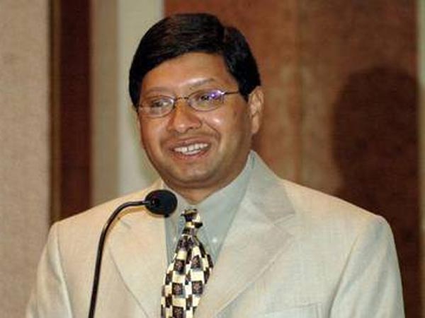 రాజకీయ నాయకులతో సంబంధాలు ఉన్నాయి