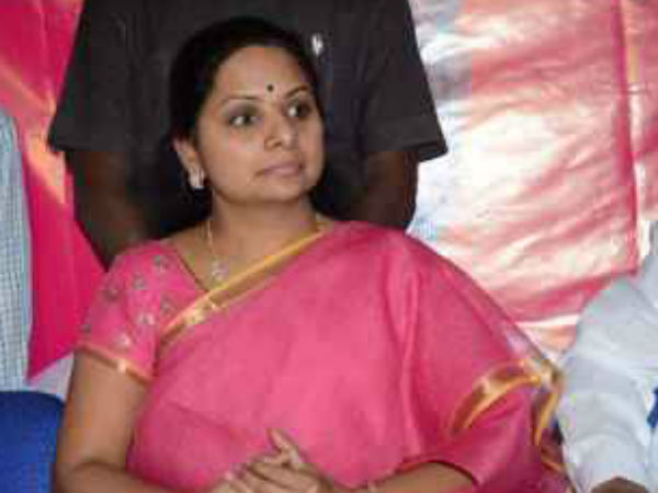 రైతులు నామినేషన్లు వెయ్యకుండా సమస్య పరిష్కరించటంలో కవిత విఫలం రైతులు నామినేషన్లు వెయ్యకుండా సమస్య పరిష్కరించటంలో కవిత విఫలం