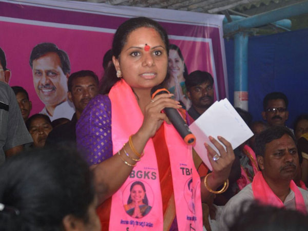 కవితకు ప్రధాన ప్రత్యర్థులు వందల మంది రైతులు 