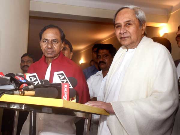 నవీన్ పట్నాయక్ ఫెడరల్ ఫ్రంట్ భాగస్వామిగా చెప్పుకునే టీఆర్ఎస్ .. మరి కేసీఆర్ కూడా మహిళలకు సీట్లిస్తారా ?
