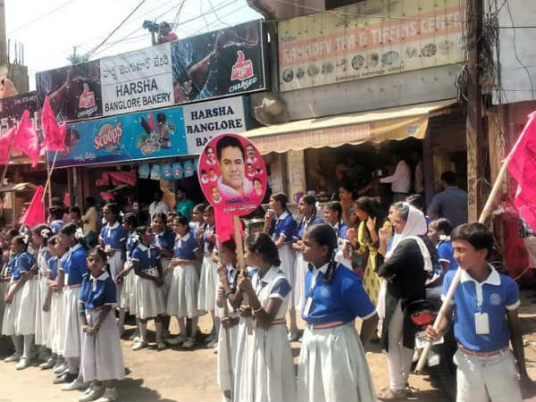 Students queue on road to welcome TRS working president KTR