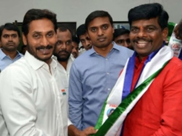 హిందూపూర్ లో పోలీసు అధికారులే..