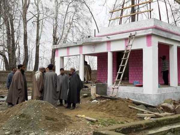 ముస్లింలే మెజార్టీ ... ఒకే కశ్మీర్ పండిట్ కుటుంబం