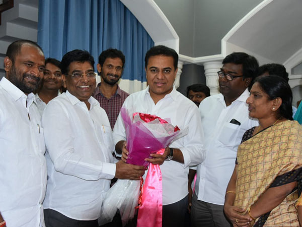 సైకిల్ వీడి .. కారెక్కారు