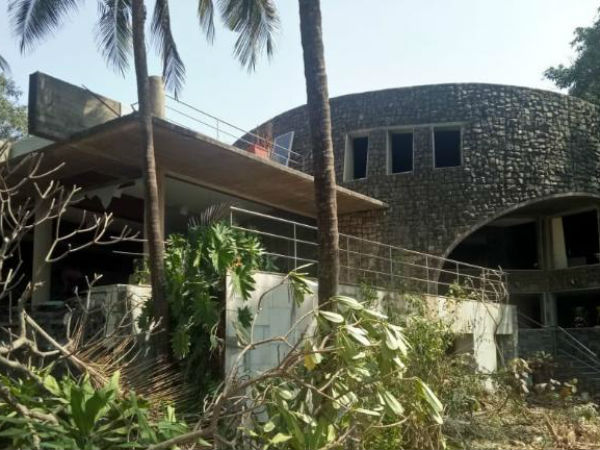 నిబంధనలు ఉల్లంఘించి బంగ్లా నిర్మాణం