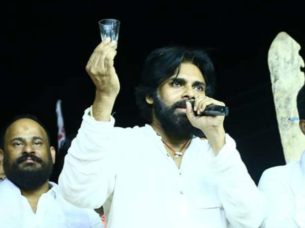 ఆంధ్రావాళ్ల‌ను కొడుతున్నారు..