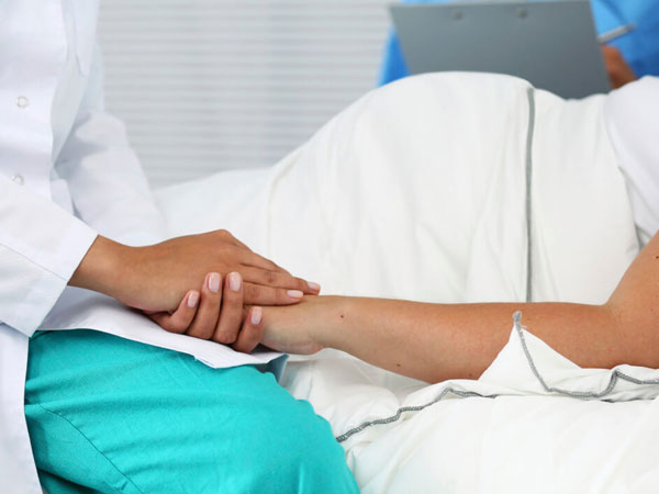 ఆస్పత్రుల్లో అమానవీయ ఘటనలు .. పీఎం సొంత రాష్ట్రంలో ఘటన