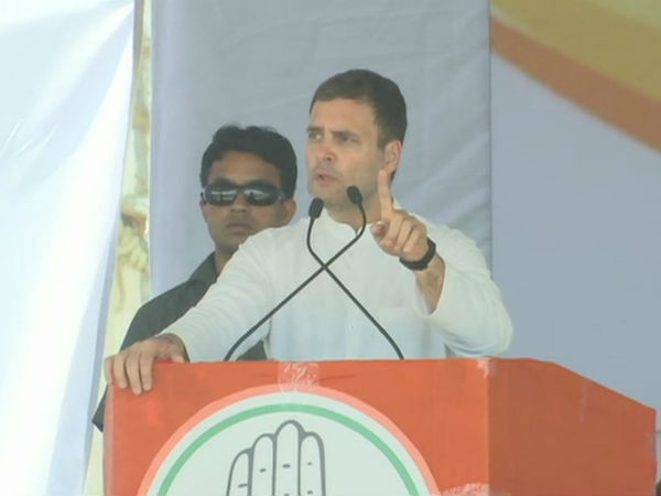 ప్రత్యేక హోద ఇచ్చే సత్తా కాంగ్రేసే కే ఉంది. 