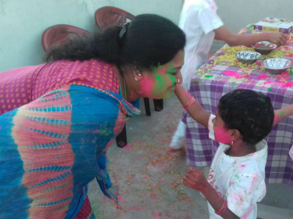  నీటి వృధా చెయ్యకండి .. పొడి రంగుల హోలీ ఆడండి. 