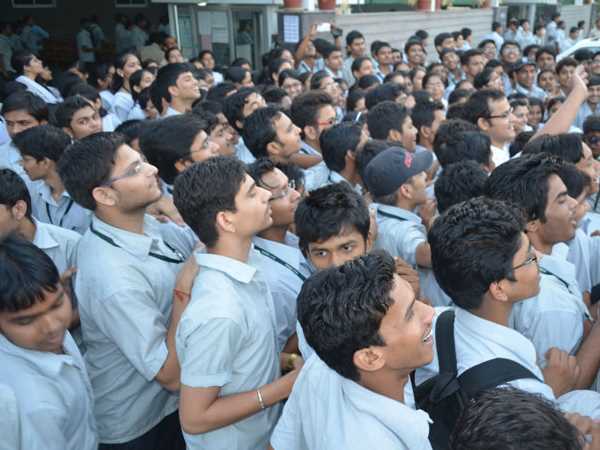 పెండింగ్ కేటగిరీలో ఎక్కువగా బీసీల ఫీజులే..! ఇబ్బంది పడుతున్న విద్యార్థులు..!! పెండింగ్ కేటగిరీలో ఎక్కువగా బీసీల ఫీజులే..! ఇబ్బంది పడుతున్న విద్యార్థులు..!!