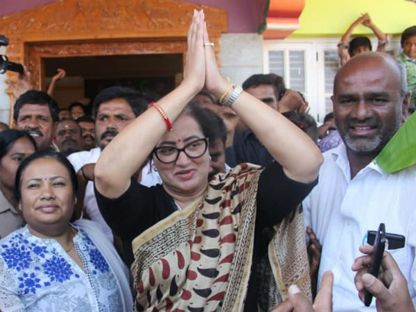 అభిమానుల కోసం ఎంట్రీ