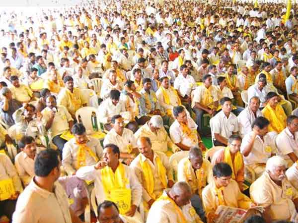 టీడిపి లో విచిత్ర పరిస్తితి..! కష్టంగా మారిన రెబల్స్ వ్యవహారం..!! టీడిపి లో విచిత్ర పరిస్తితి..! కష్టంగా మారిన రెబల్స్ వ్యవహారం..!!