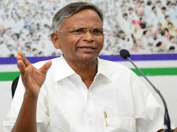 వీధుల్లో తిరుగుతూ వింత ప్రశ్నలు.. షాక్ అవుతున్న స్థానికులు