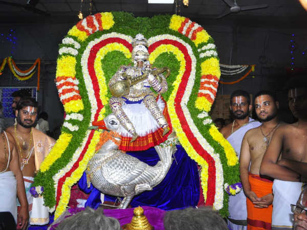 నాలుగో రోజు నల్లనయ్యగా నారసింహుడు నాలుగో రోజు నల్లనయ్యగా నారసింహుడు