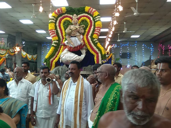 దేవాదాయశాఖామంత్రిని వేడుకలకు ఆహ్వానించిన ఆలయ ఈవో గీత దేవాదాయశాఖామంత్రిని వేడుకలకు ఆహ్వానించిన ఆలయ ఈవో గీత