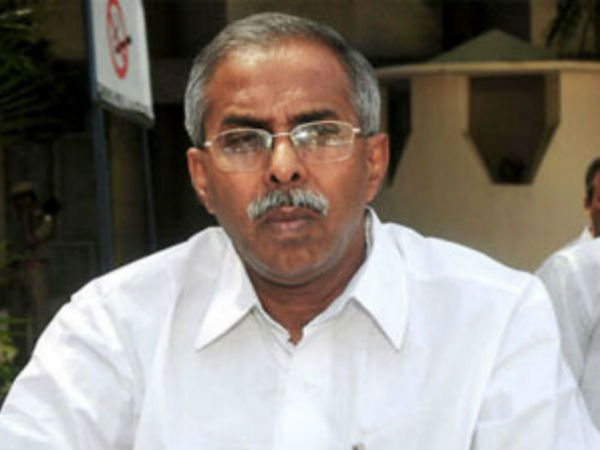 రెండు క‌త్తి పోట్లు ఉన్న‌ట్లు పోలీసులు 