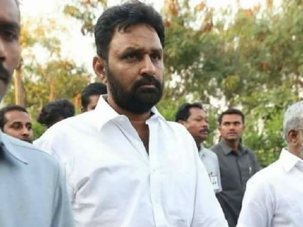 ఓటరుపై చేయి చేసుకున్న కొడాలి నాని