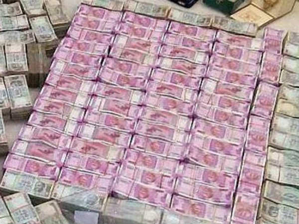 బ్యాంకుల తీరుపై ప్రజల ఆగ్రహం .. ఒకేసారి అంత నగదును ఇవ్వటంపై విమర్శలు బ్యాంకుల తీరుపై ప్రజల ఆగ్రహం .. ఒకేసారి అంత నగదును ఇవ్వటంపై విమర్శలు