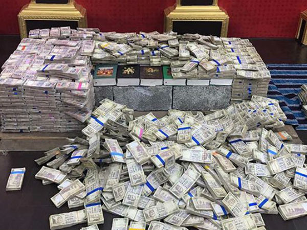 ఓటర్లను ప్రలోభపెట్టే ప్రయత్నం ... దాడులు చేస్తున్న అధికారులు 