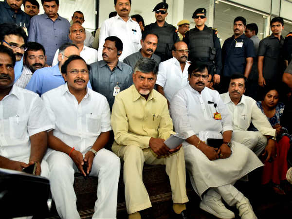 ఇసి కార్యాల‌యం ఎదుట చంద్ర‌బాబు ధ‌ర్నా..