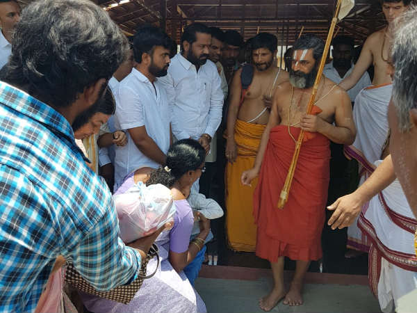 చిన్నజియార్ ను ఏమని కోరారు. 