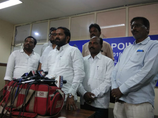 స్వామీజీని కలిసింది ఆశ్రమంలో కాని మీడియాతో మాట్లాడింది సచివాలయంలో. 