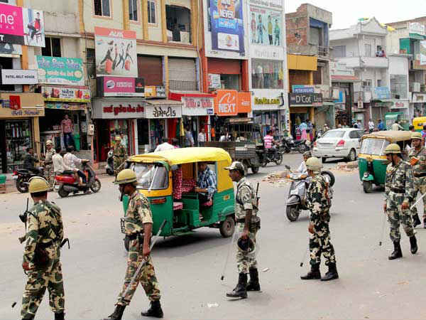కేంద్ర మంత్రి బాబుల్ సుప్రియో వాహనం ధ్వంసం