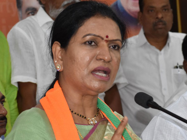 విద్యార్థులు ఆత్మహత్యలకు పాల్పడిన వారానికా సీఎం స్పందించేది .. డీకే అరుణ ఫైర్