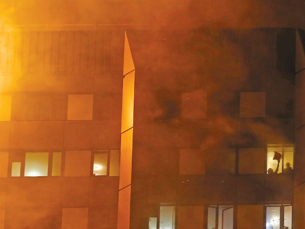  కట్టేసి ఉండటంతో తన ప్రాణాలు కాపాడుకోలేకపోయిన శునకం