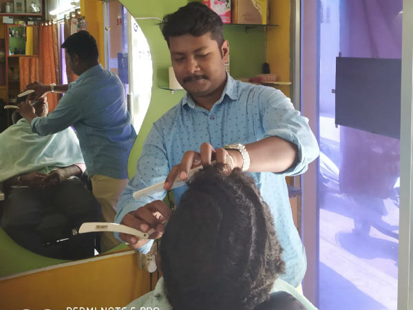 Lok Sabha Elections 2019 : Free haircut and shaving by Bengaluru barber Srinivas and his sons. Lok Sabha Elections 2019 : Free haircut and shaving by Bengaluru barber Srinivas and his sons.
