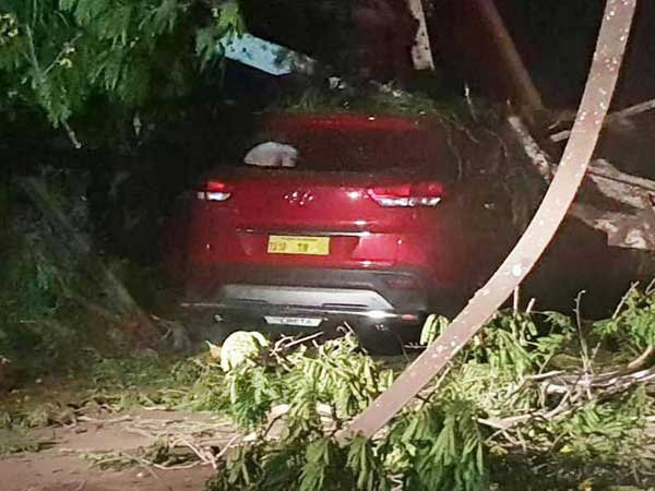 నగర జన జీవనం అతలా కుతలం..! అకాల వర్షంతో అనేక సమస్యలు..!!