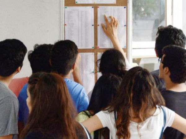 దేశ రాజకీయాలు సరే..! రాష్ట్రంలో ఆందోళనల మాటేంటంటున్న తల్లిదండ్రులు..!! 