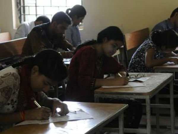 మూడు రోజులుగా ఆందోళన చెందుతున్న విద్యార్థులు