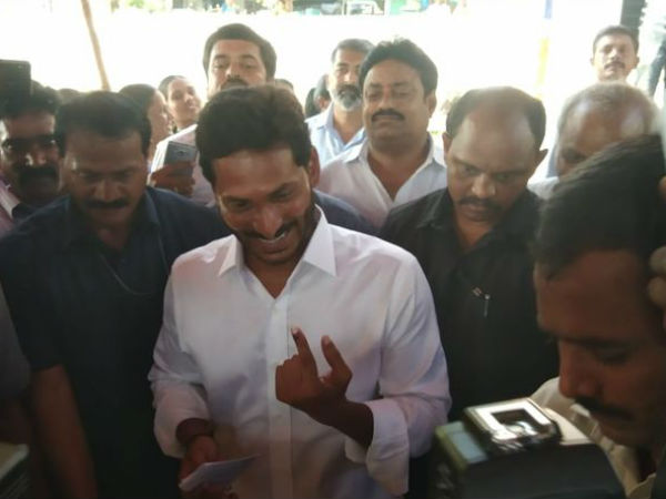 సతీమణి భారతితో కలిసి పులివెందులలో ఓటేసిన వైసీపీ అధినేత జగన్ సతీమణి భారతితో కలిసి పులివెందులలో ఓటేసిన వైసీపీ అధినేత జగన్