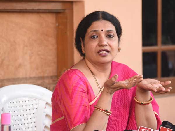 వయసుకు కూడా గొరవం లేకుండా .. రాజకీయాల కోసం ఇంత దిగజారుడా .. జీవిత ఫైర్