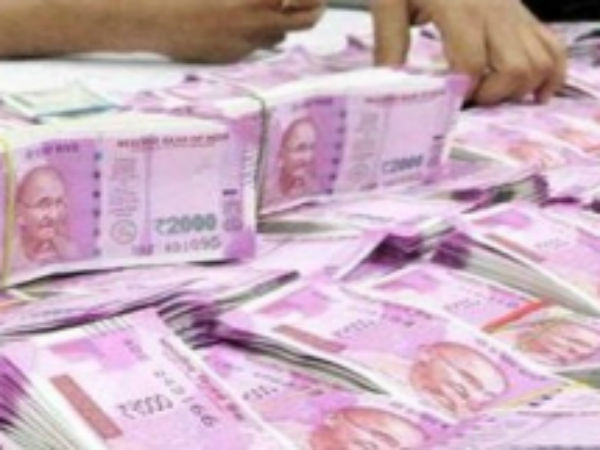 ఓటర్లకు పంచడానికి పెద్ద మొత్తంలో నగదు?