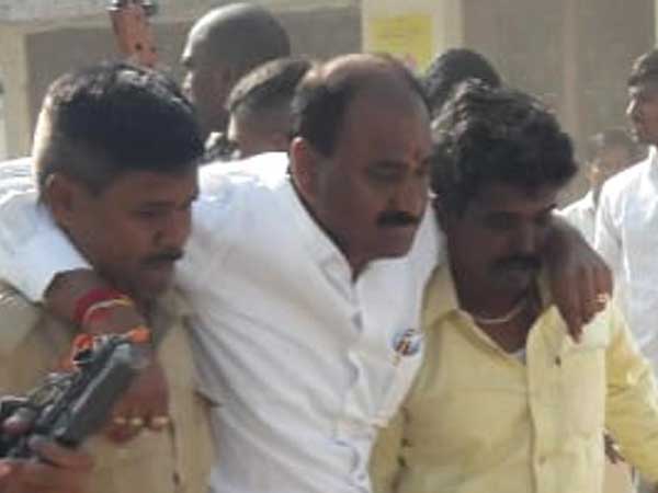 ఎన్నికలప్రచారం స్ట్రెచర్ పైనుండే చేస్తున్న తిక్కారెడ్డి